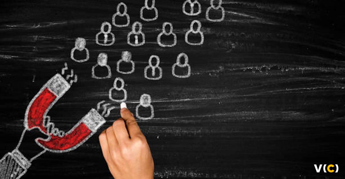 Imán atrayendo a los mejores talentos con una buena marca empleadora