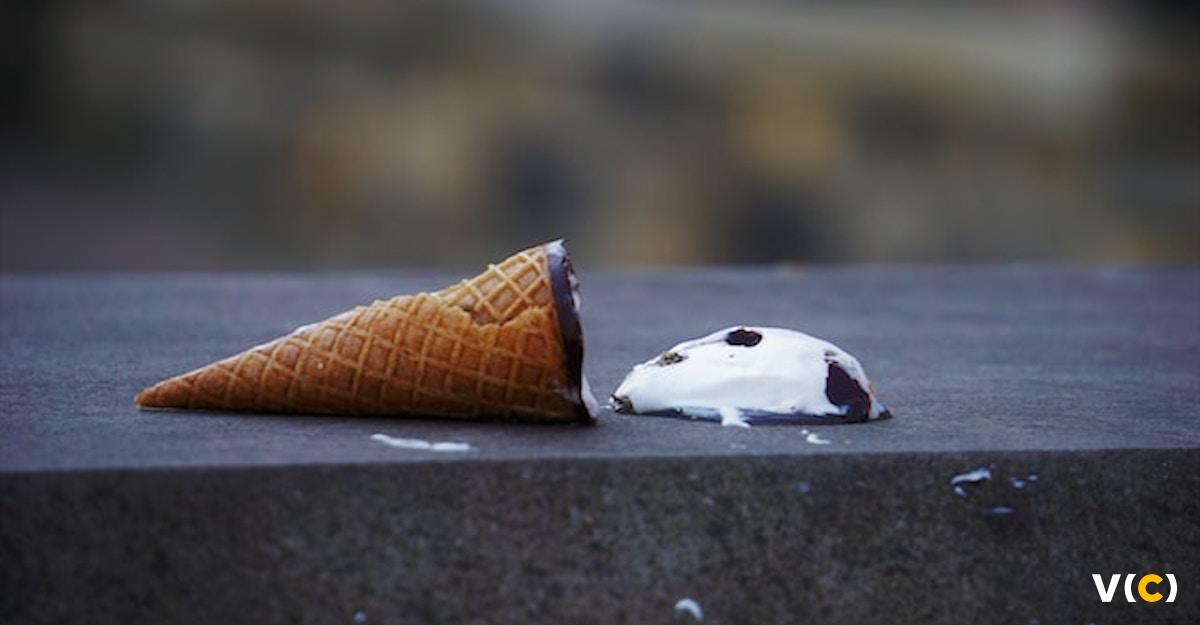 helado derretido contra el pavimento